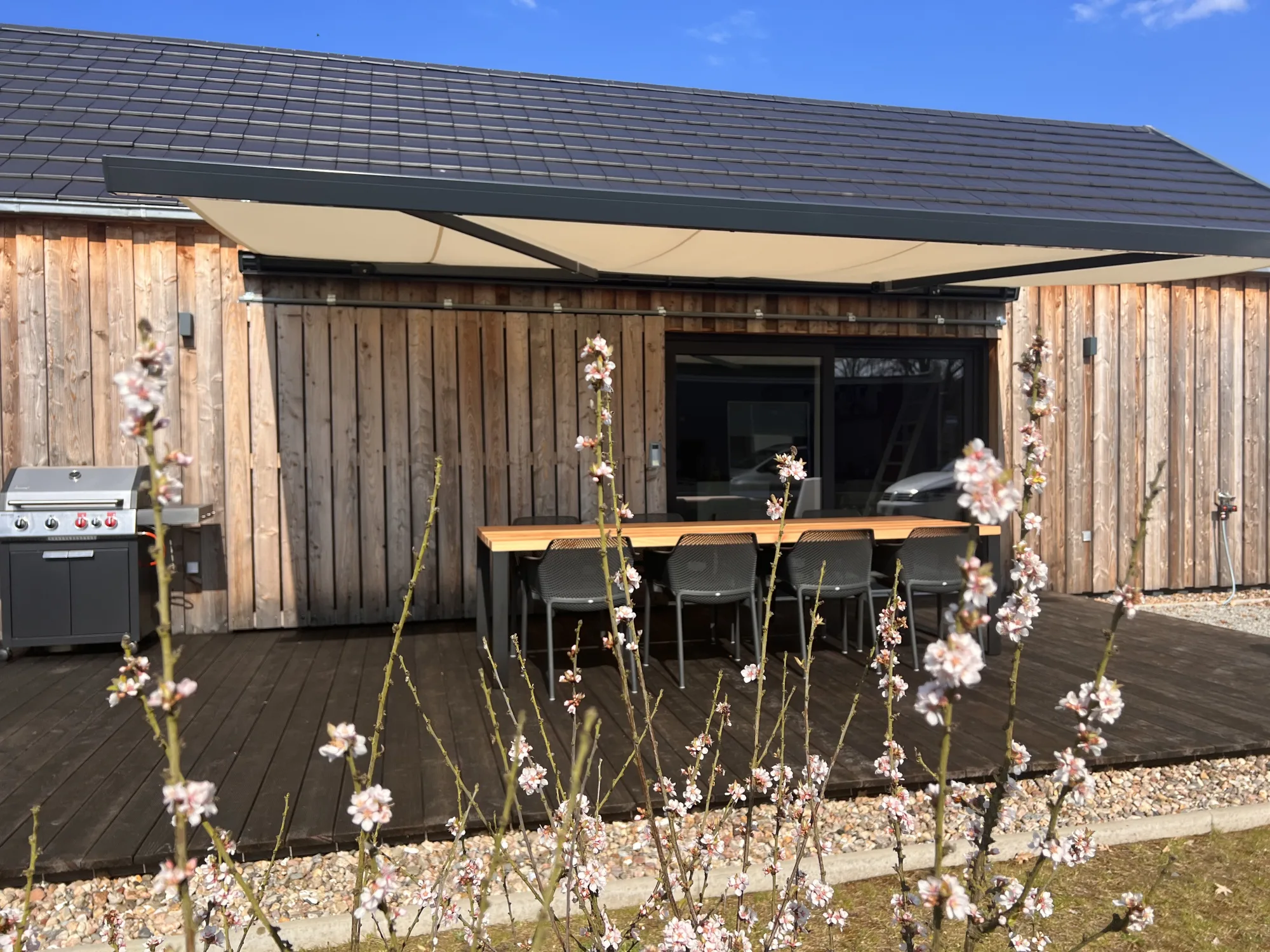 Sonnenterrasse mit Markise und Gasgrill